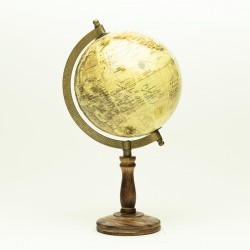 Globus na drewnianej podstawie